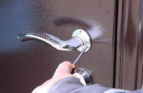 Замена дверной ручки металлической двери в Челябинске