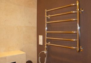Установка электрического полотенцесушителя в ванной в Челябинске